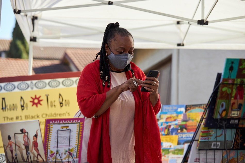 Subsaharan Africa has 5 bank branches per 100,000 people compared to 1.02 billion registered mobile money accounts. Sending money through traditional channels costs 18.7%, 3 times global average. Xoom PayPal is looking to bring down the number under 4%